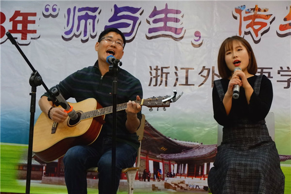 金老师和康佳晖演唱.jpg