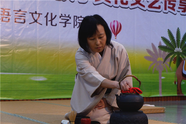 水野老师茶道表演.jpg