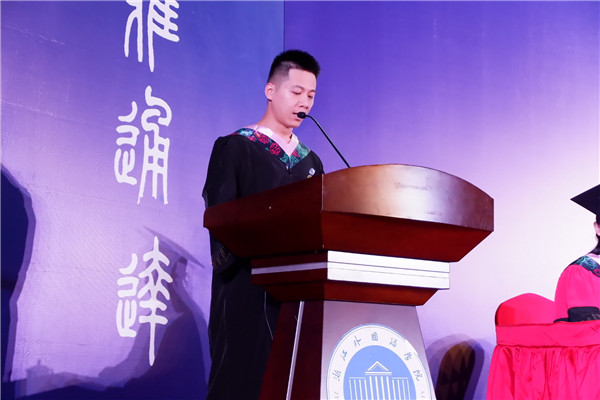 张凯平学长作为优秀学生向全校分享两青学习_副本.jpg
