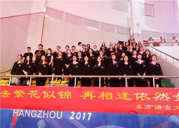 我院学生起立宣唱国歌_副本.jpg